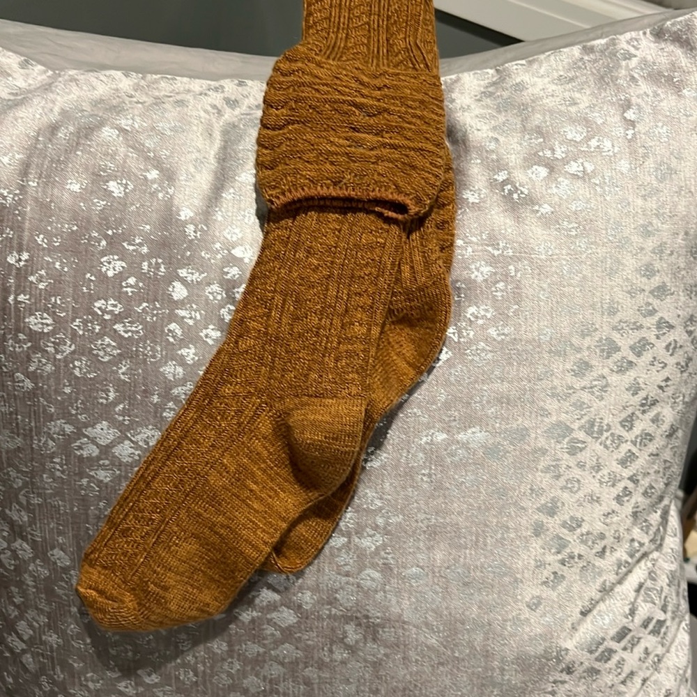Great boot sock! Goes well with brown boots!
